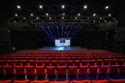 杭州懷德藝術中心啟幕，經典話劇《驢得水》助陣，拓展演出及經紀業務